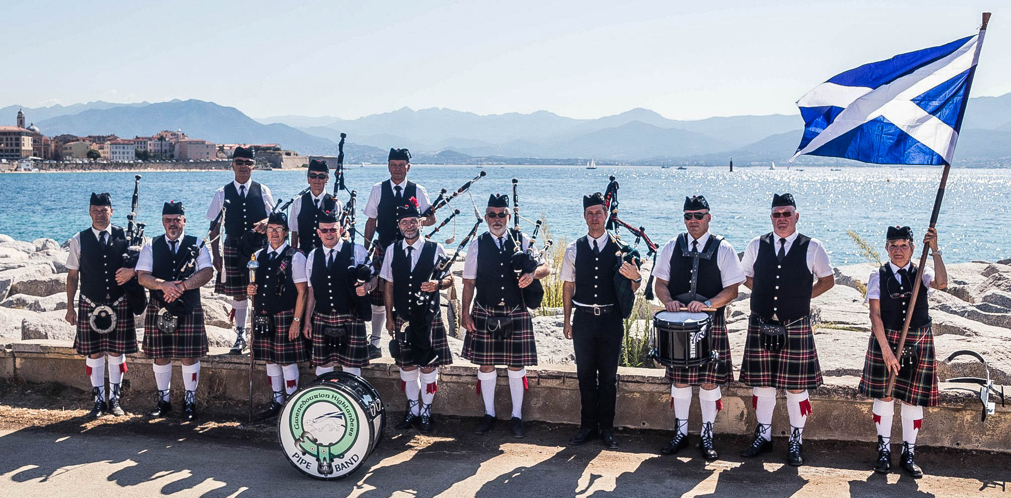 Pipe band Gwenedourion Highlanders, cornemuses cossaises